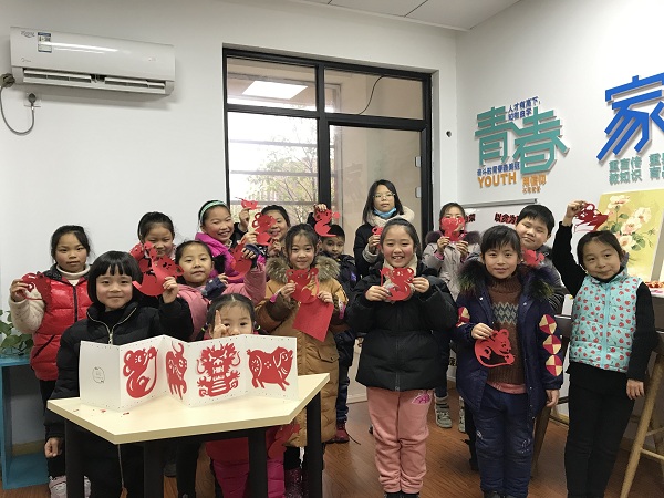  毛湾一社区妇联开展“学民俗、迎新春”剪纸活动